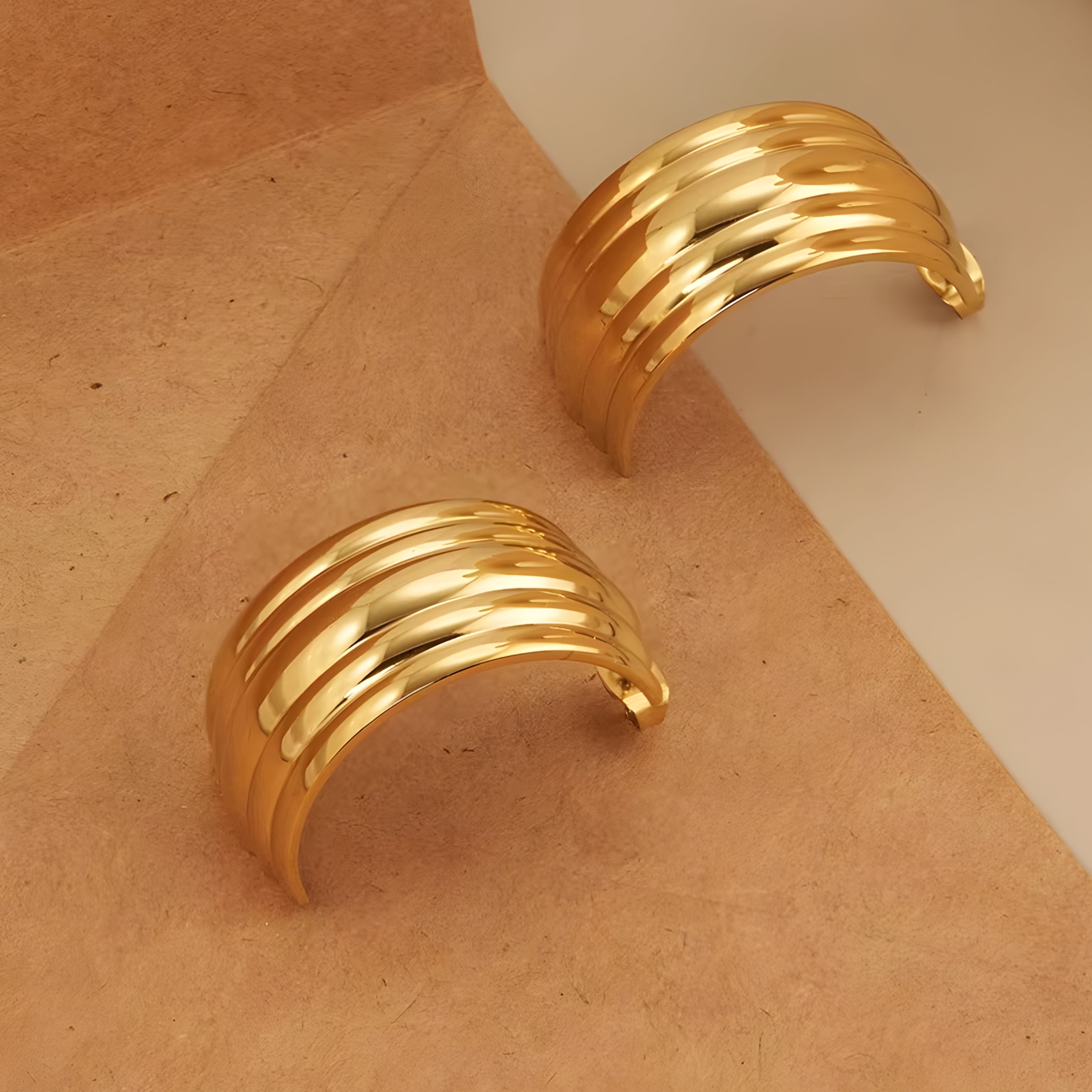 Rhea Curve Hoop Earrings